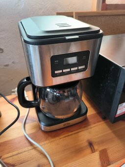 Bytový nábytek, pračka, postele , gauče , stolky , televize - 16