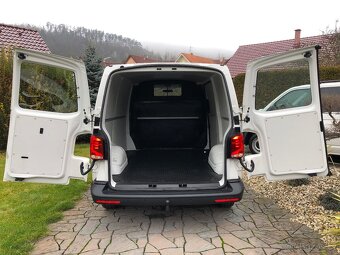 VW Transporter T6.1 DPH 176 tis. km Barva Candy Multivan - 16