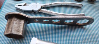 nář. Mercedes Benz - 16