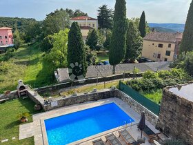 Prodej zrekonstruovaného domu s bazénem a panoramatickým výh - 16
