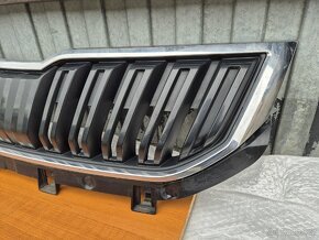 Škoda Karoq - přední nárazník, chladičovka.
 - 16