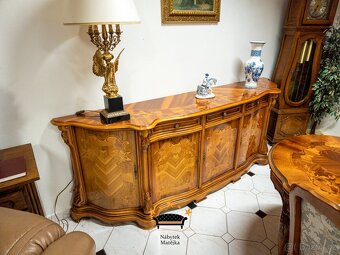 Luxusní barokní jídelní set – stůl + 6 židlí + velká vitrína - 16