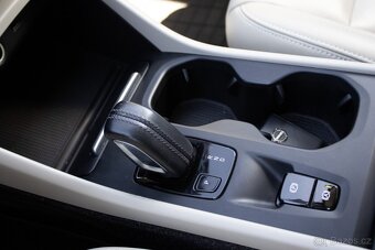 Volvo XC40 D4 Momentum (2018) - 16