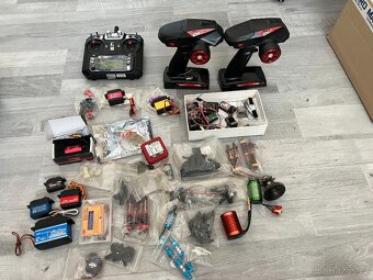 RC auta 30 kusů, karoserie, baterky, náhradní díly, ovladače - 16