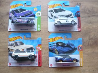 AUTÍČKA HOT WHEELS - 16