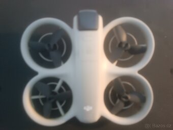 DJI NEO dron se 3 bateriemi a nabíjecí hub - 16
