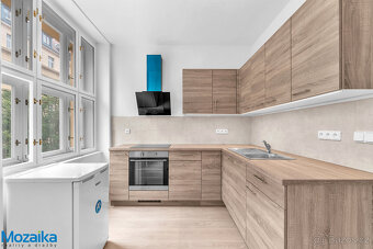 Pronájem prostorného, světlého bytu 3+1 s komorou, 100 m², E - 16