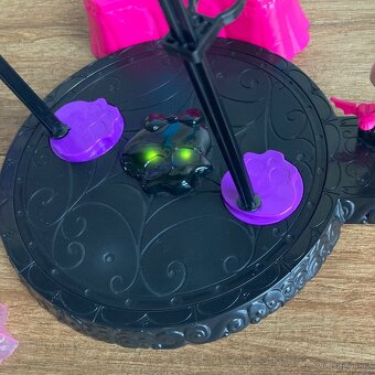 Monster high podium se světelnými efekty - 16