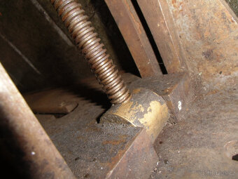 Naklápěcí upínací stůl s drážkami. - 16