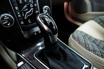 Volvo V40 T2 90kW, A/T, MOMENTUM, ZÁRUKA, VÝHŘEV - 16