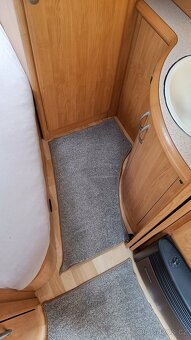 Prodám karavan HOBBY 460 UFE  2003 pro 4 osoby - 16