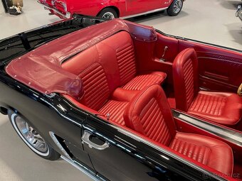 Ford Mustang Convertible - 16