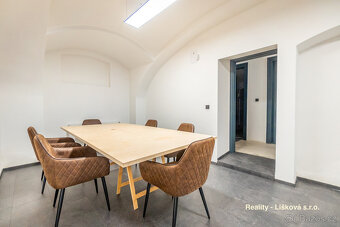 Prodej areálu s všestranným využitím nedaleko dálnice Praha - 16