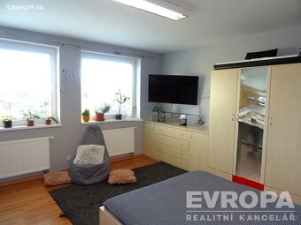 Prodej domu 4+kk s rozlehlou zahradou, vyhřívaným venkovním  - 16