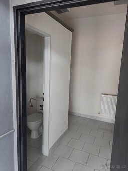 Prosklená prodejna se skladem v Kolíně - 16