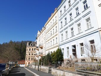 Dva byty - celé patro, K.Vary,  Škroupova ul.- lázeňská zóna - 16