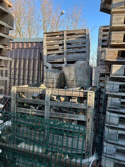 Pískovec, cihly, dřevo, palety - 16