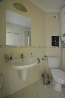 Zařízený apartmán 3+kk s verandou a výhledem na bazén - 16