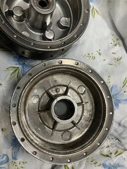 Jawa 50 pio 555/05/20/21/23 středy kol a štíty brzd - 16