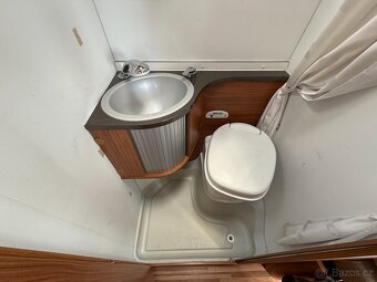 Obytná vestavba Adria Twin Active, tažné zařízení, kola R20 - 16