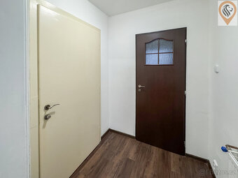 Pronájem prostorného a světlého bytu 3+1 po kompletní s gará - 16