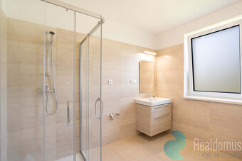 Prodej komerční, dům 2 apartmány 140 m2, pozemek 5367 m2, No - 16