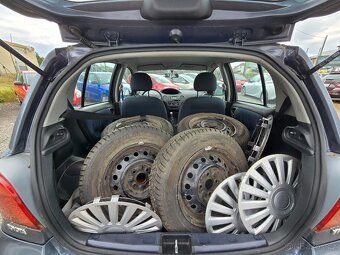 Toyota Yaris 1.0 – STK do 05/2027, sada zimních pneu s disky - 16