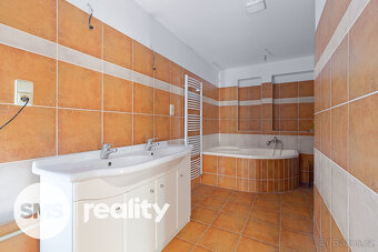 Obchodní dům s panoramatickým výtahem přímo na náměstí - 16