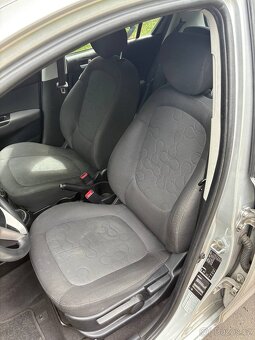 Hyundai i20, r. 2010, 1.2i – spolehlivý a úsporný vůz - 16