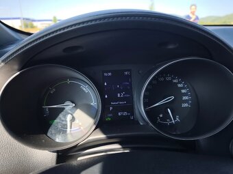 Toyota C-HR 1.8 Hybrid E-CVT rok 2021 - 16