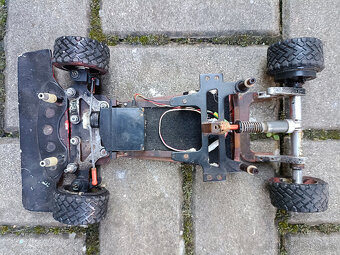Starší rc auto silniční cestovní dělané na elektro motor - 16