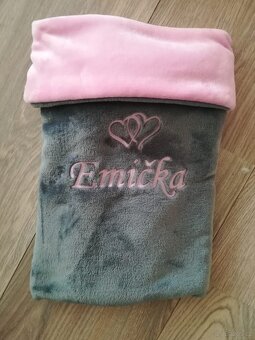 Deka s výšivkou jména a obrázků na přání více barev - 16