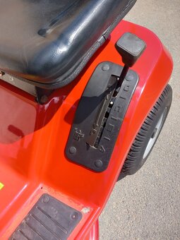 Prodám zahradní traktor Toro 13-32 XL - 16