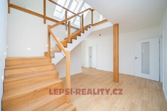 Krásný nadstandartní dům 5+kk s bazénem v Úvalech - Zálesí - 16