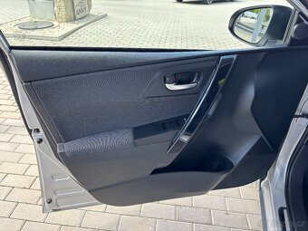 Toyota Auris 1,8 Hybrid e-CVT Executive - 16