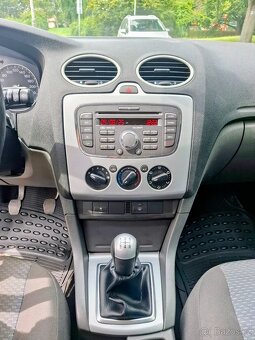 Ford Focus kombi, 1,6 74 kW  benzin Style nehavarovaný - 16