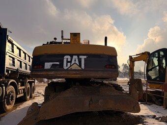 CAT M322C - prasklý blok motoru - 16