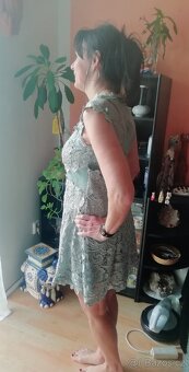 Zn., mladistvě působící, společenské šaty Lilly Mcbee, v. L - 16