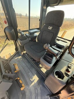 Pásový dozer CAT D5K - 16