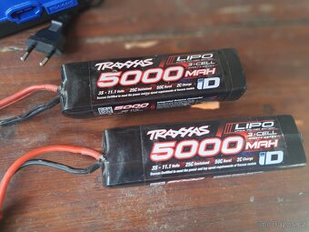 Prodám Traxxas UDR, nabíječka + 2 baterie a nové kola - 16