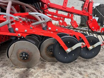 Secí kombinace KUHN HR 4040 D a KUHN VENTA 4030-28 - 16