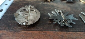 Medaile, vyznamenání, odznaky. - 16