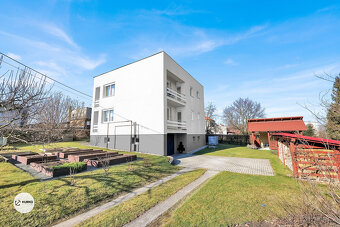 Rodinný dům o dispozici 5+2+garáž, pozemek 1.011 m2 v obci B - 16