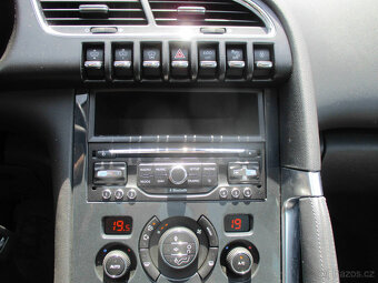 PEUGEOT 3008 Hybrid 4x4 Allure Pano Navi LED 2015 - 16