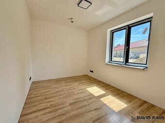 Prodej  rodinného domu 5+kk (211 m2) s garáží,  pozemek 467  - 16