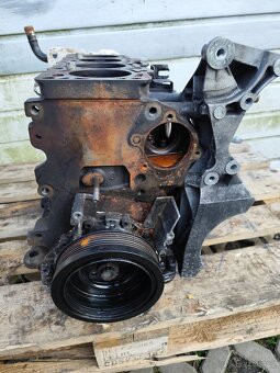 Rozprodám díly z motoru 2 TDI 16 v - 16