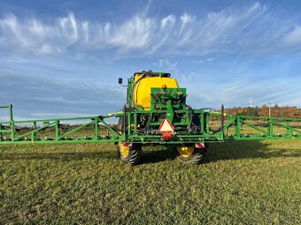 samochodný postřikovač JD R4040i - 16