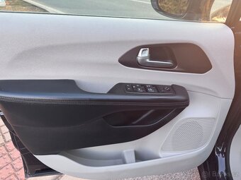 Chrysler Pacifica 3,6 RU 8 míst Kůže 2017 - 16