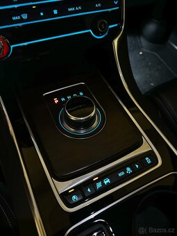 Jaguar XE 2.0D AWD R-SPORT - 16