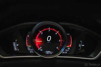 Volvo V40 cross country 2.0 D2 88kW, kamera,výhřev,navi,park - 16